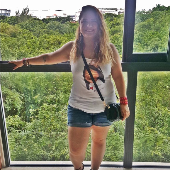 Meet your Posher, Priscilla - Picture 3 of 4